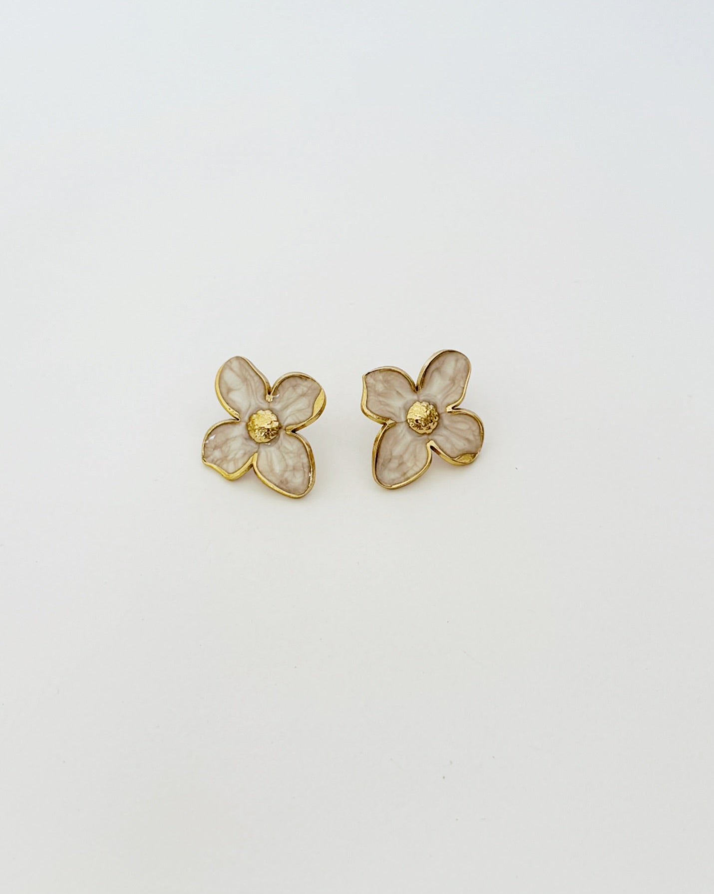 Arete de flor esmaltada