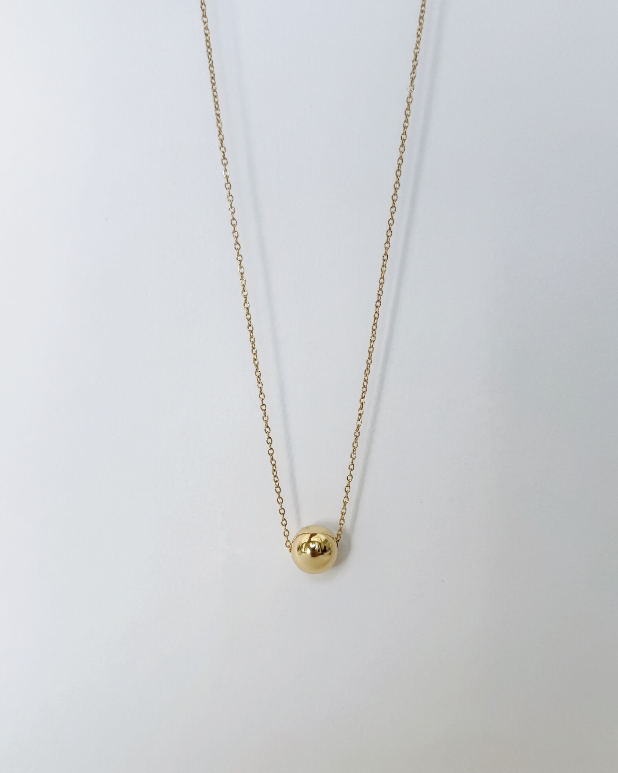 Collar con bola dorada