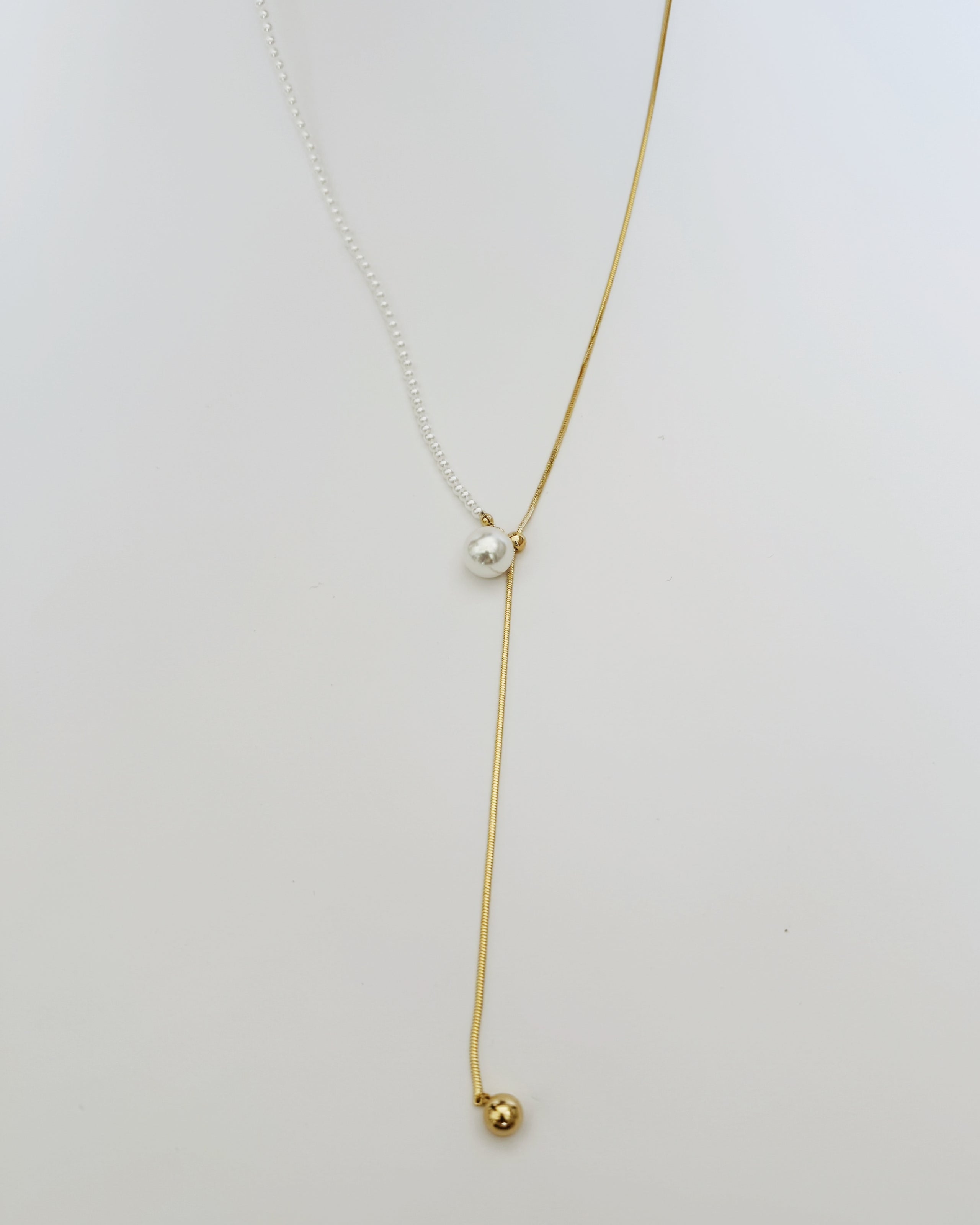 Collar corbatero con perlas