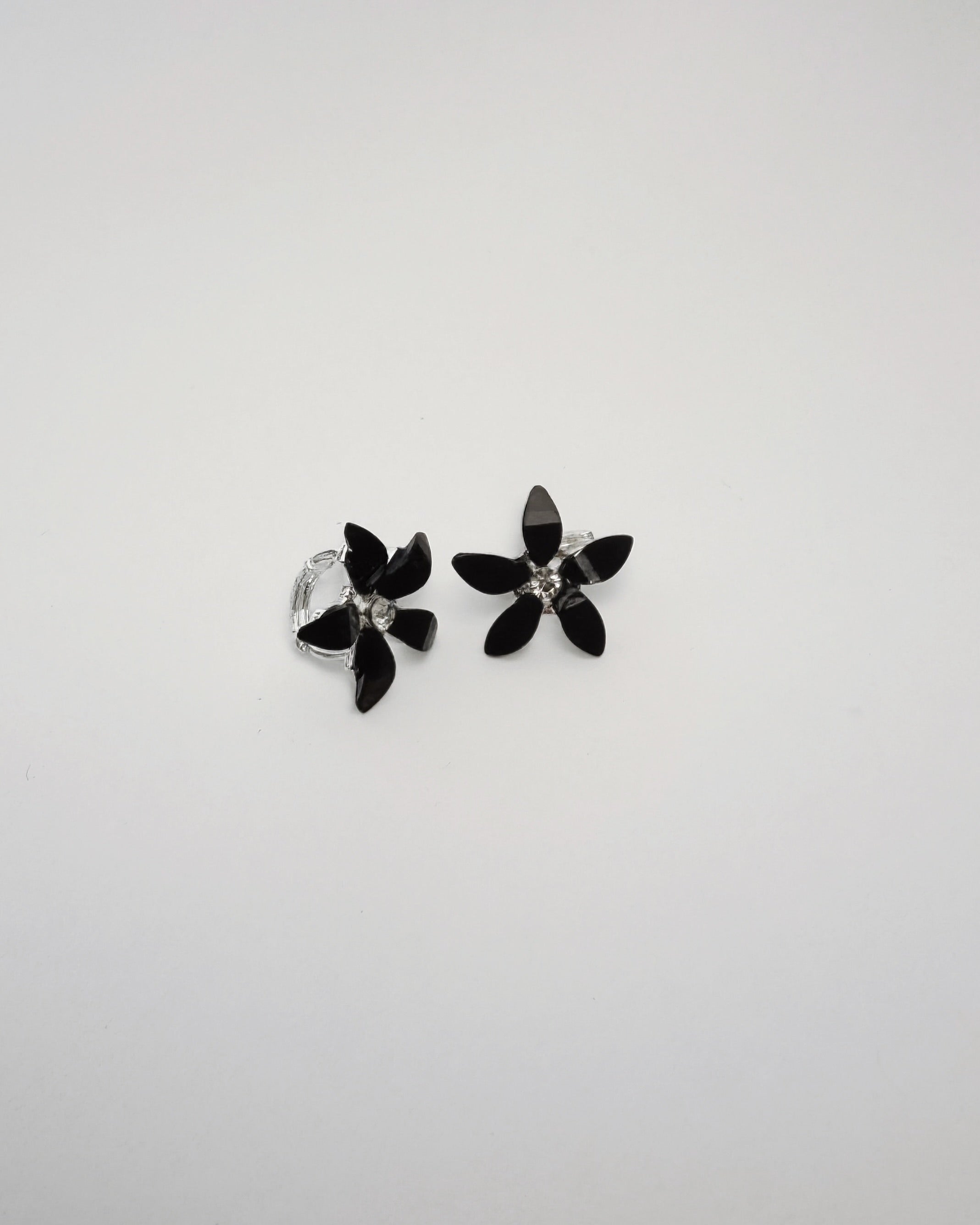 Huggies de flor negra