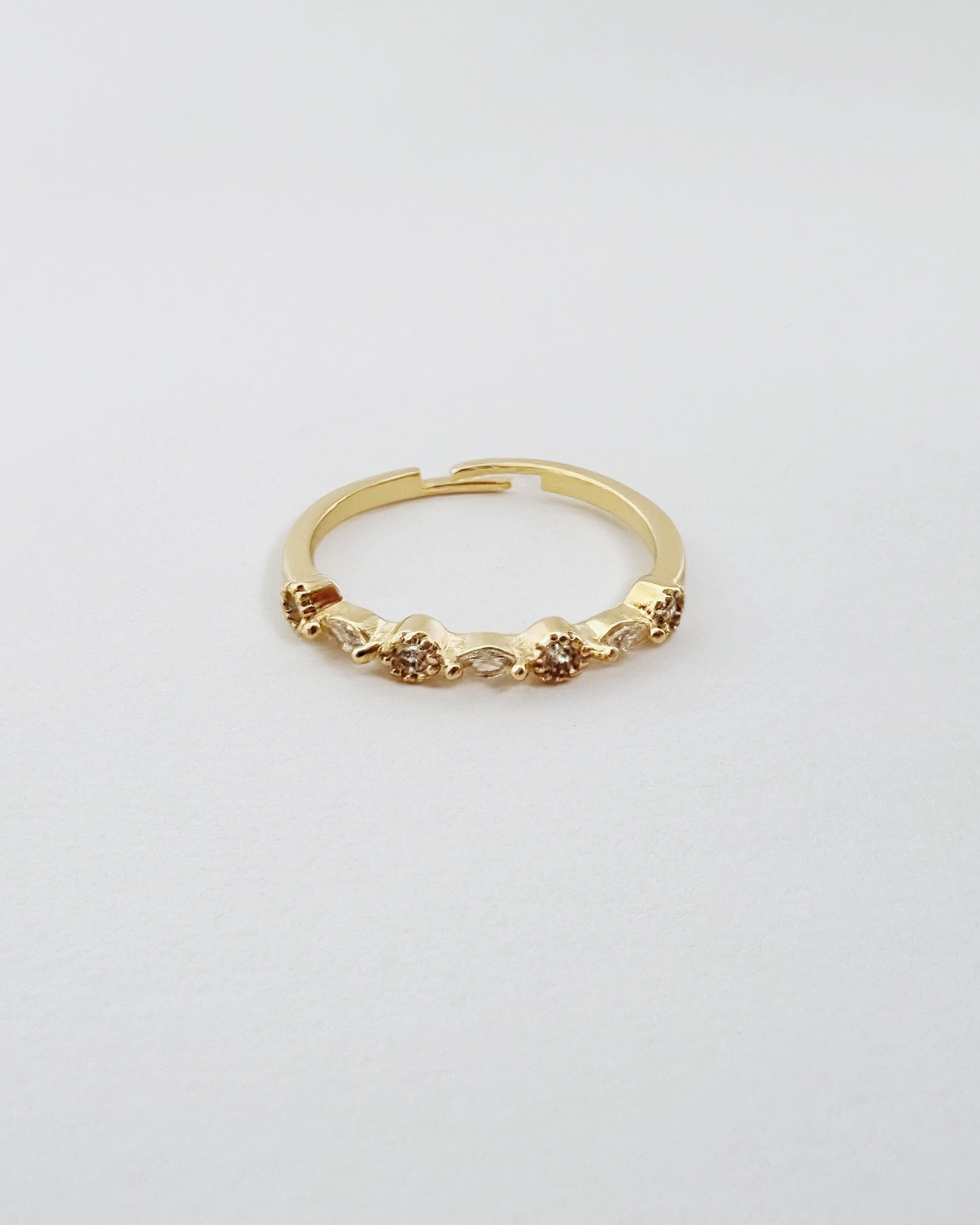 Anillo dorado con piedras