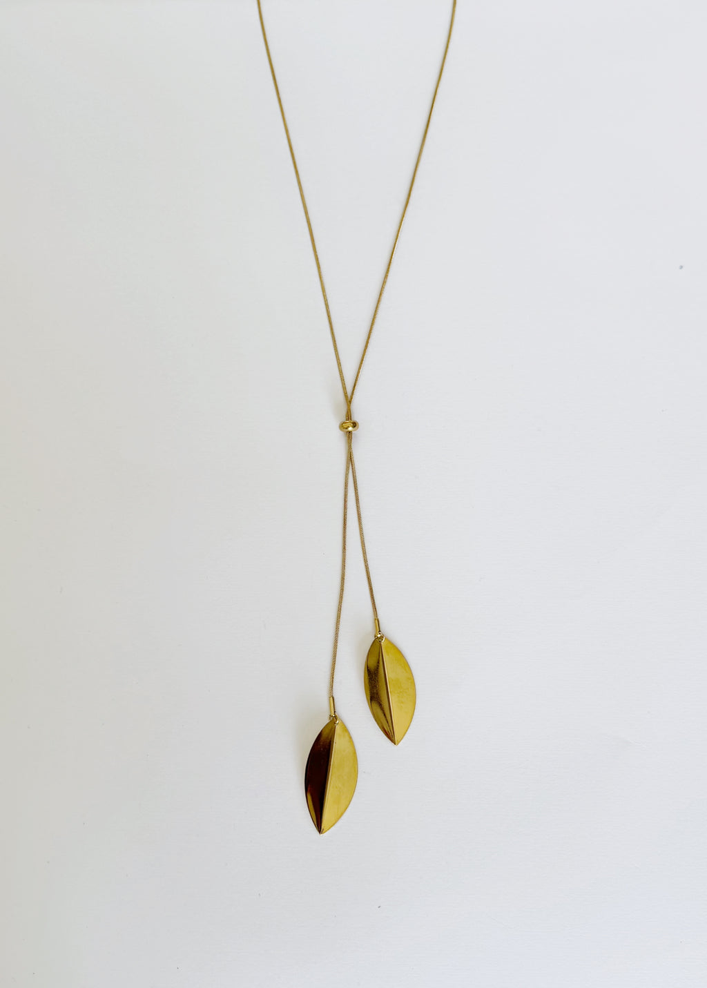 Collar corbatero de hojas