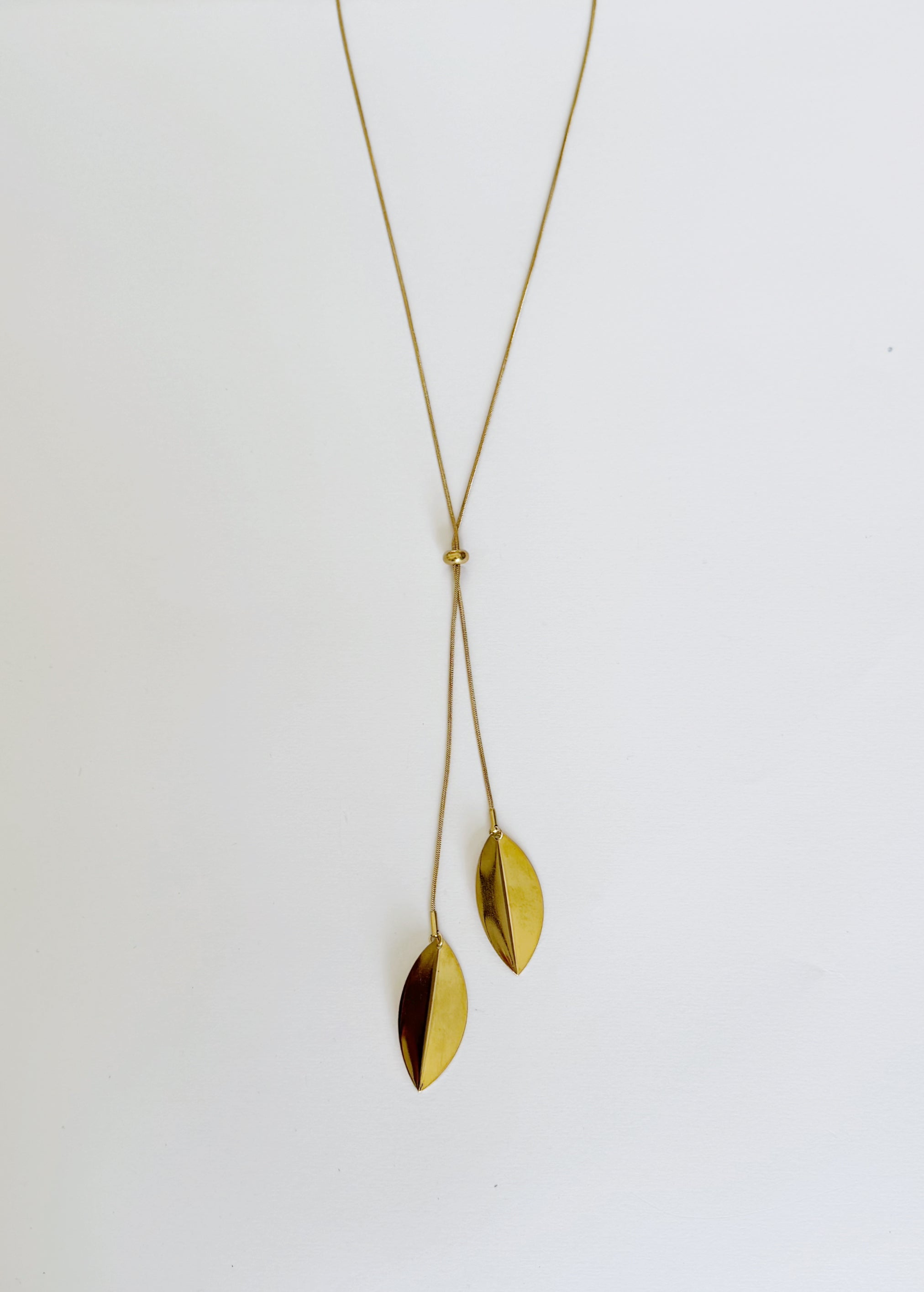 Collar corbatero de hojas