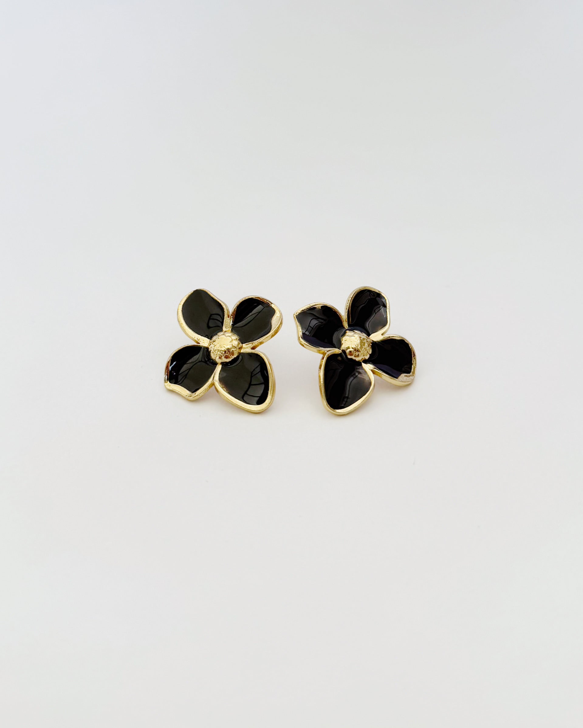 Arete de flor esmaltada