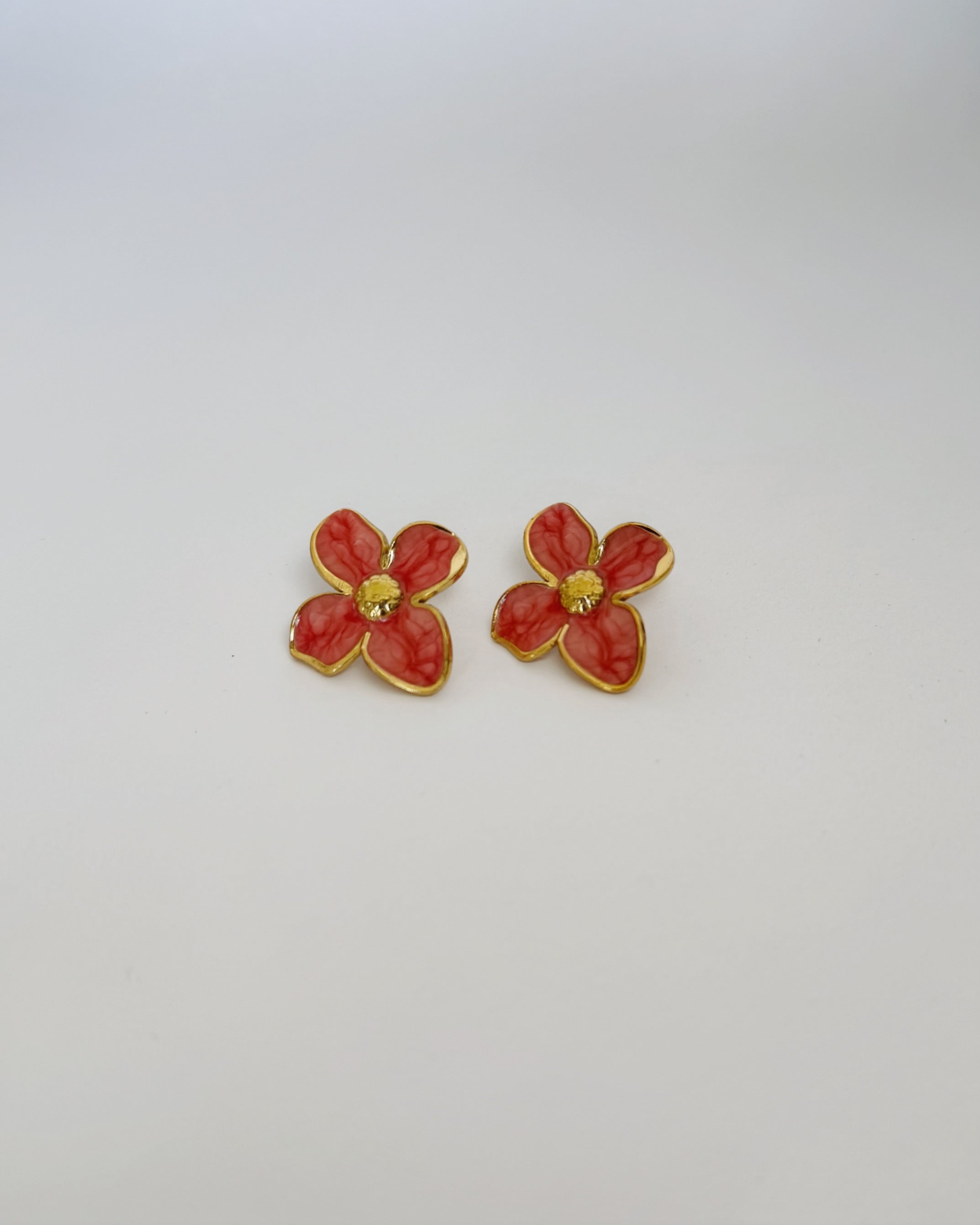 Arete flor esmaltada