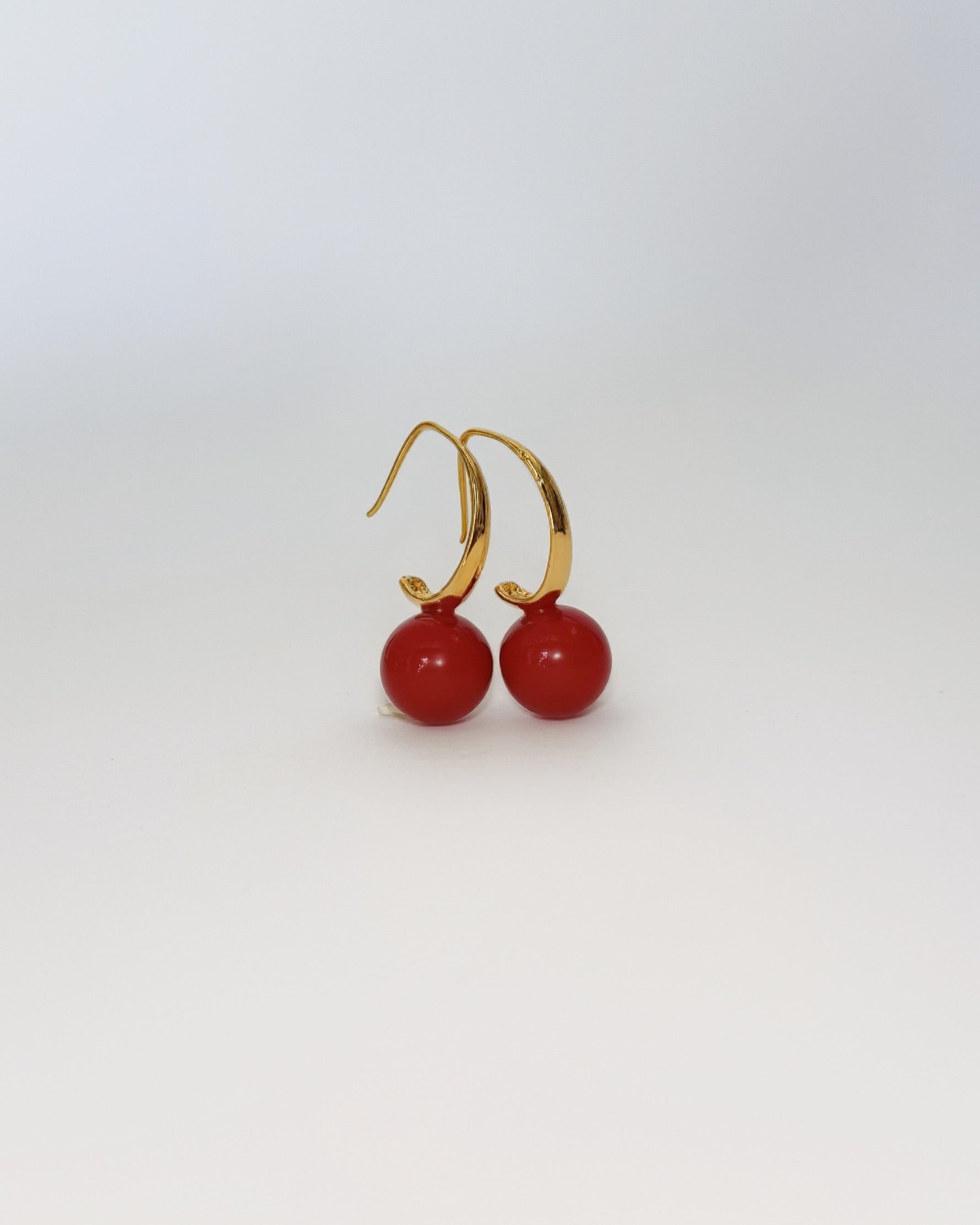 Aretes de bola roja